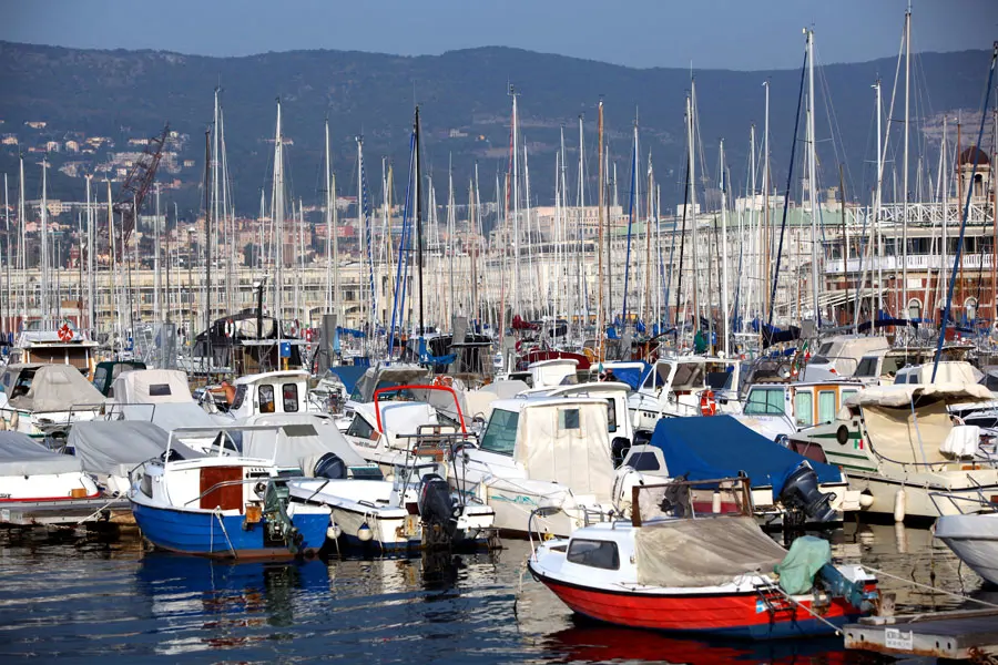 Il porto di Trieste: qui il mare è profondo e la spiaggia non c'è più